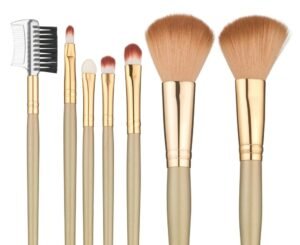 Seitsemän meikkisivellintä valkoisella taustalla