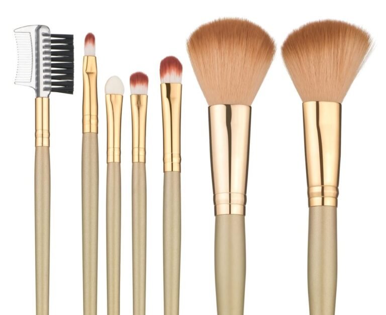 Seitsemän meikkisivellintä valkoisella taustalla